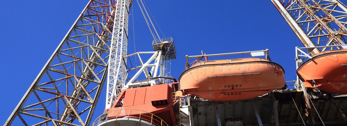 Equipo industrial expuesto a ambiente húmedo y salino