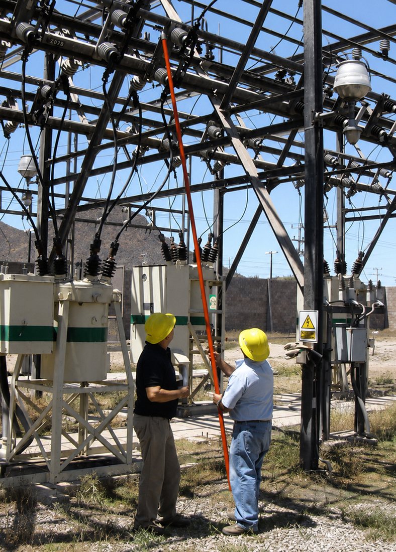 Técnicos de Muscle Lubricants identificando el problema en una subestación eléctrica