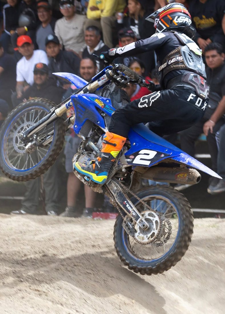 Motocicleta de competencia protegida con Muscle MT-10 Superior